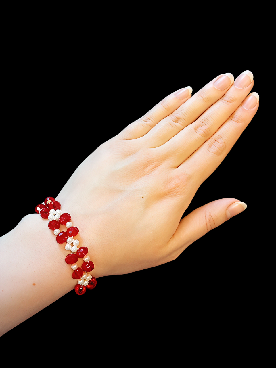 Браслет "Ярослава" с бусинами жемчужного и ярко-красного цвета