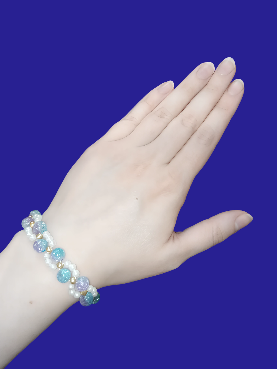 Браслет "Альфия" безразмерный на резинке белоснежно-белый, золотистый и голубовато-сиреневатый цвета