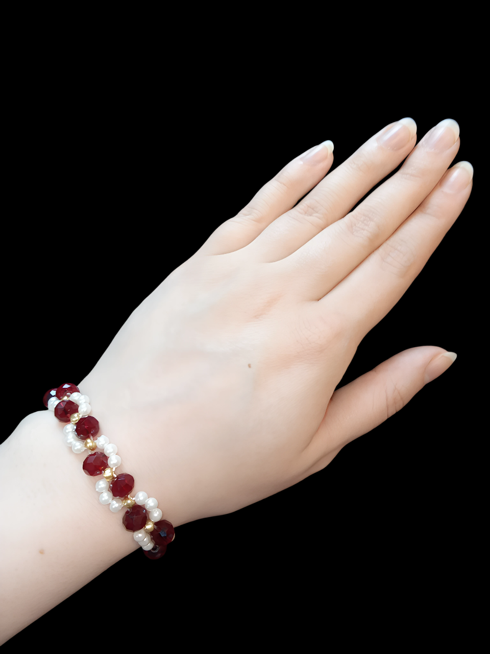 Браслет "Рубиновый шик" с бусинами жемчужного и рубинового цвета